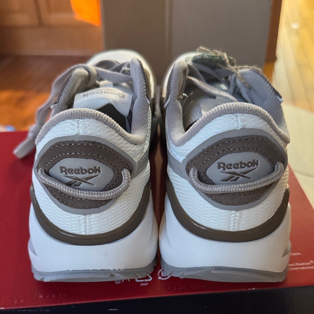 Reebok Classic White and Brown Sneakers Size 9 - Picture 3 of 6